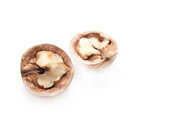 Орех и треснувший грецкий орех изолированы на белом фоне — стоковое фото