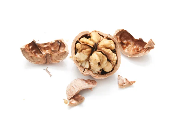 Орех и треснувший грецкий орех изолированы на белом фоне — стоковое фото