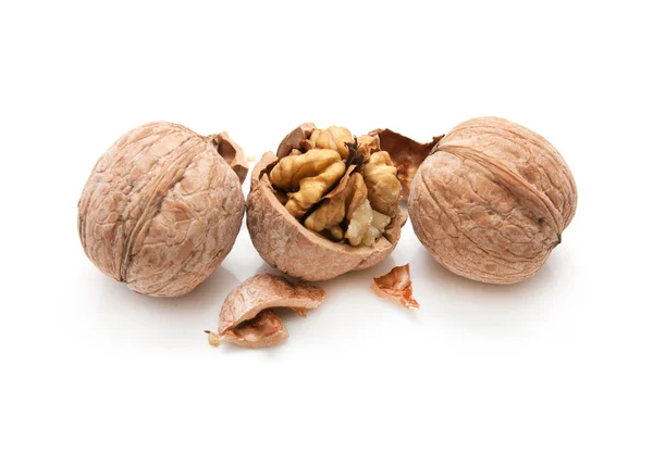 Vlašský ořech a popraskané ořechy izolované na bílém pozadí — Stock fotografie