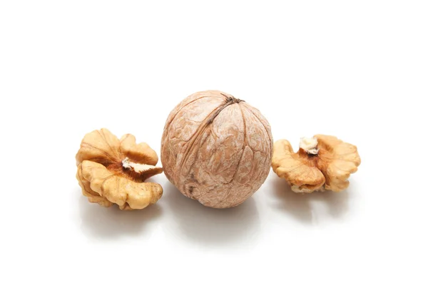 Rozdrcené vlašské ořechy na bílém pozadí — Stock fotografie
