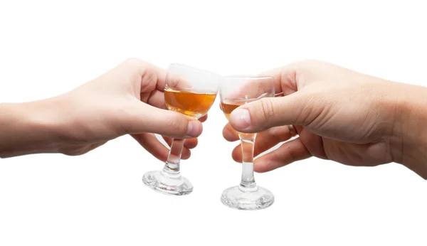 Две руки с бокалами вина на белой изолированной — стоковое фото