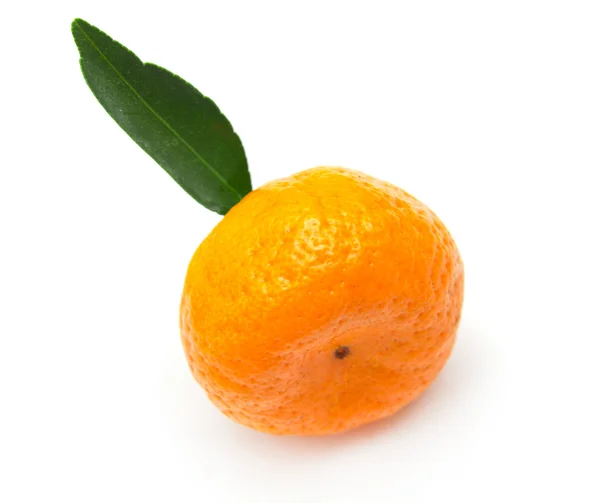 Reife Mandarine mit grünem Blatt isoliert auf weißem Hintergrund — Stockfoto