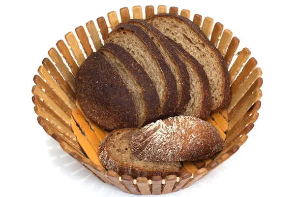 Zwart brood aan boord op witte achtergrond — Stockfoto