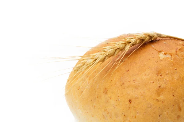 Weizen und Brot auf weißem Hintergrund — Stockfoto