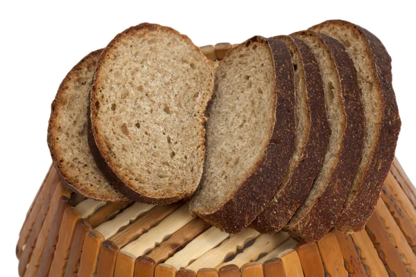 白い背景の上のボード上の黒いパン — ストック写真