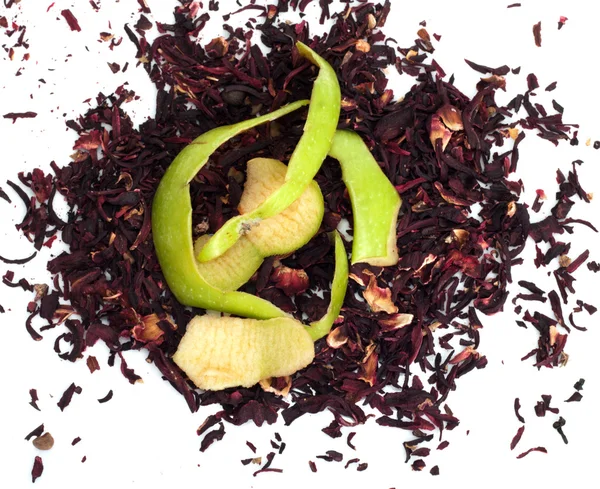 Cáscara de manzana verde en la parte superior del té rojo de hibisco sobre un fondo blanco —  Fotos de Stock