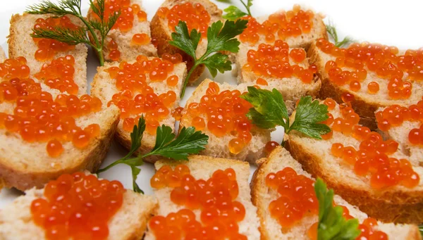 Caviar vermelho em pão com salsa — Fotografia de Stock