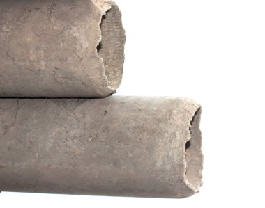 Yeşil çimenlerin üzerinde açık havada yeni boru yığını