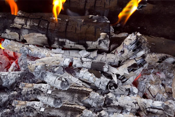 Kohle und Holzasche aus der Verbrennung im Ofen — Stockfoto