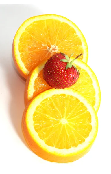 Клубника на круге лимона — стоковое фото