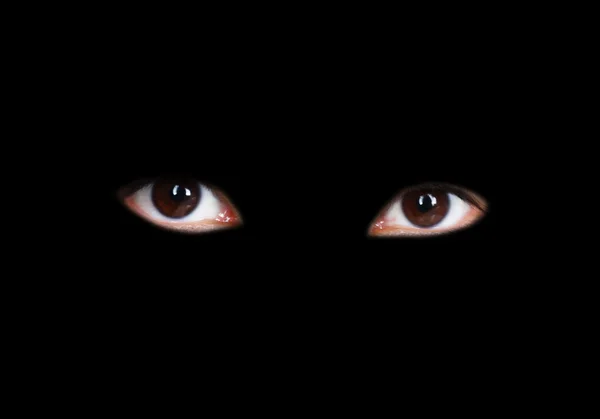 Глаза девушки на черном фоне — стоковое фото