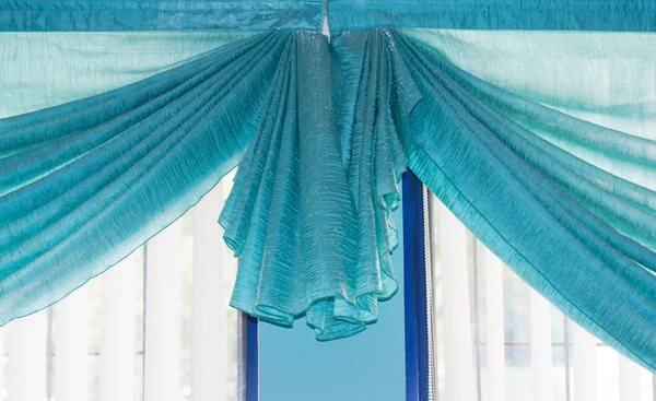 蓝色的窗帘 — 图库照片
