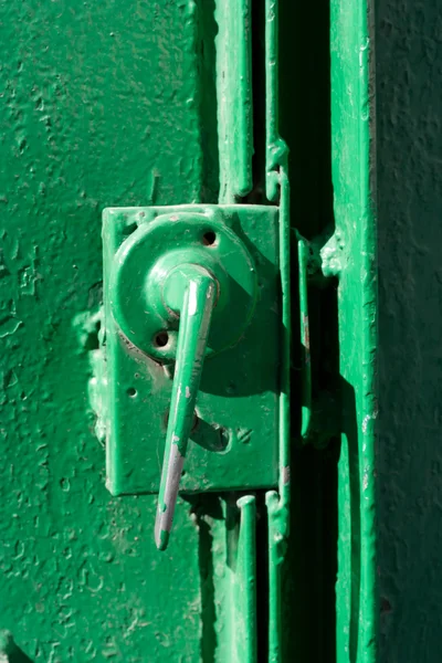 Eski yeşil kapı kolu ve kilit — Stok fotoğraf