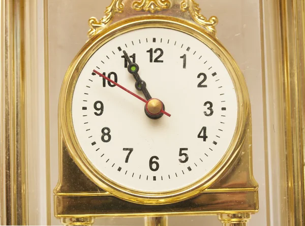 Золотий антикварний годинник проти — стокове фото