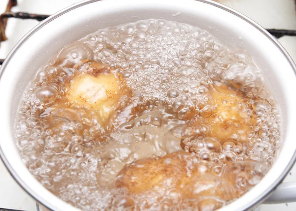 Patatas nuevas hirviendo en agua hirviendo — Foto de Stock