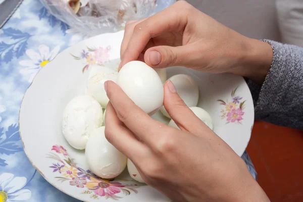 Cleaning hands a boiled egg — Stock Photo, Image
