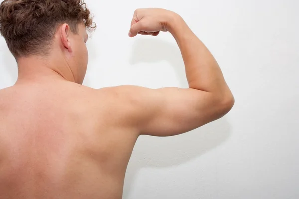 O braço masculino isolado sobre fundo branco . — Fotografia de Stock
