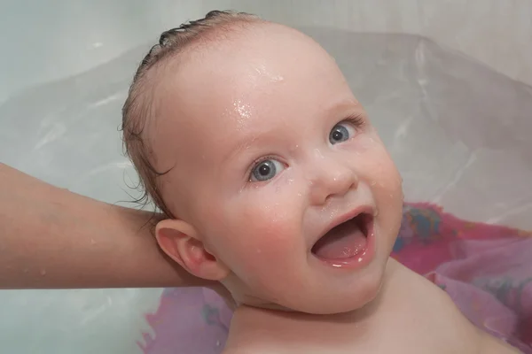 Söta baby i badet, skrattar — Stockfoto