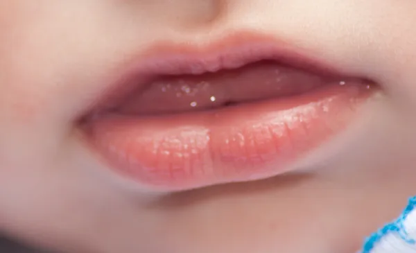 Primo piano della bocca del bambino — Foto Stock