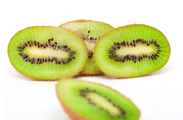 Čerstvý kus ovoce kiwi izolovaných na bílém pozadí — Stock fotografie