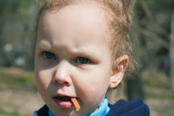 Fiú eszik egy ostorhegy — Stock Fotó