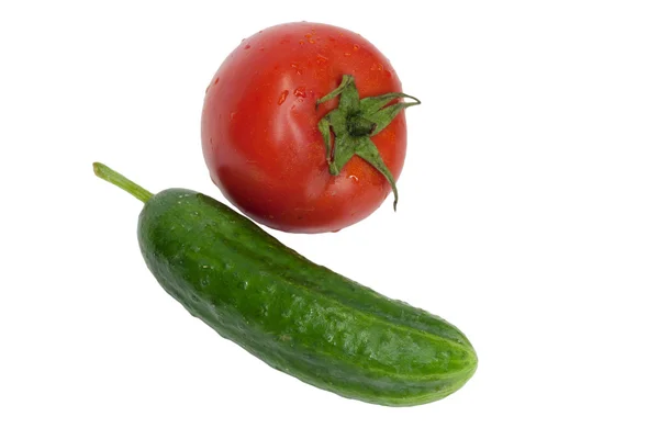 Pepino com um tomate em um fundo branco — Fotografia de Stock