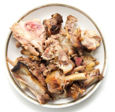 kemirilmiş tavuk kemiklerinden