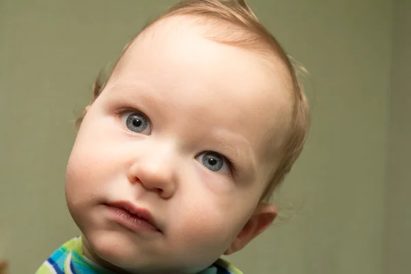 Baby pojke stående på en grön bakgrund — Stockfoto