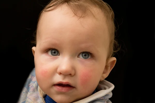 Retrato de um menino bebê em um fundo preto — Fotografia de Stock