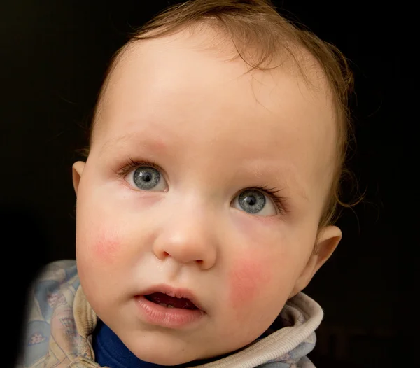 A fiú baba fekete alapon portréja — Stock Fotó