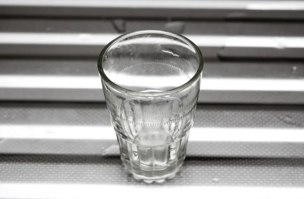 Vidro transparente em uma superfície metálica — Fotografia de Stock
