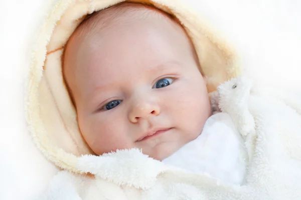 Baby på en vit bakgrund — Stockfoto