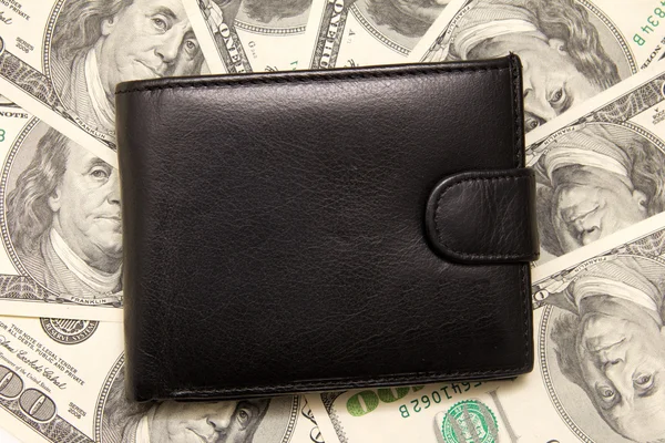 Черный кошелек с деньгами. — стоковое фото