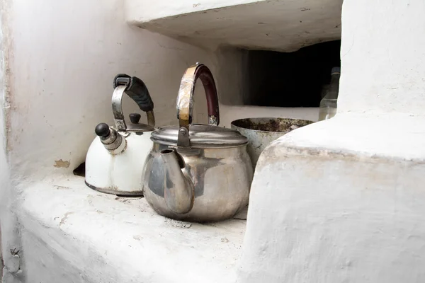 Su ısıtıcısı ile eski bir soba — Stok fotoğraf