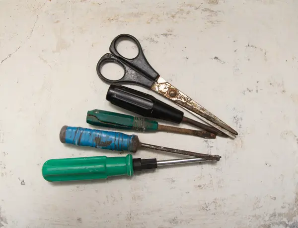Stary śrubokręt i nożyczki — Zdjęcie stockowe