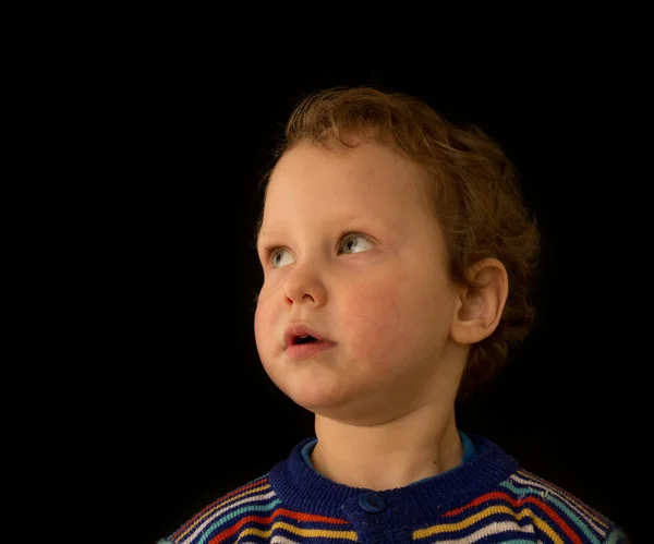 Портрет мальчика на черном фоне — стоковое фото