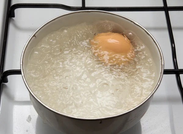 Egg is cooked in a pan — Stock Photo, Image