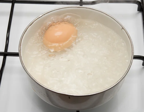 Яйцо варится на сковороде — стоковое фото