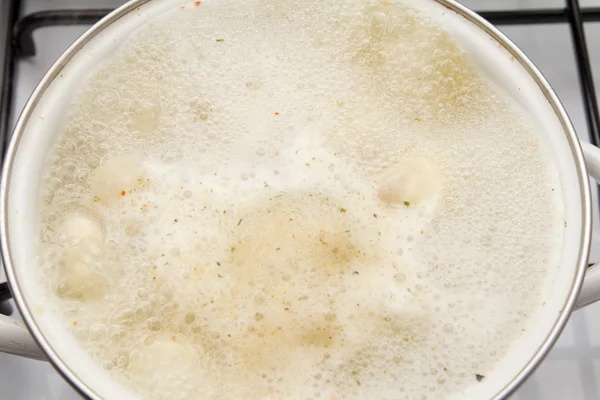 Knoedels worden gekookt in een pot — Stockfoto