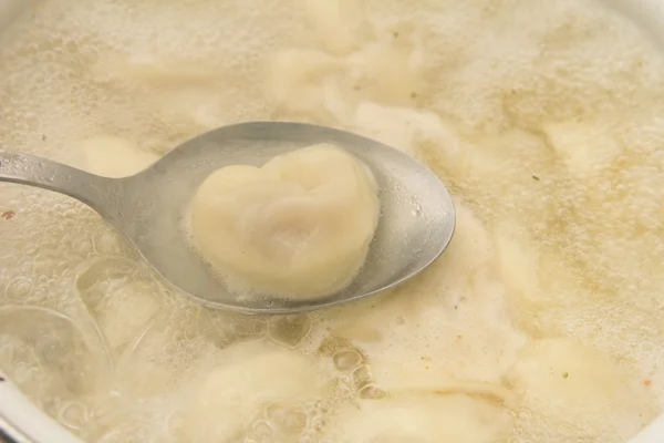 Dumplings är kokt i en gryta — Stockfoto