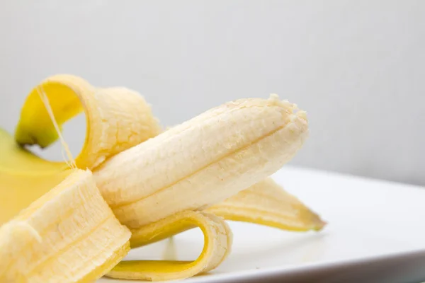 Nahaufnahme einer frischen Banane vor weißem Hintergrund — Stockfoto