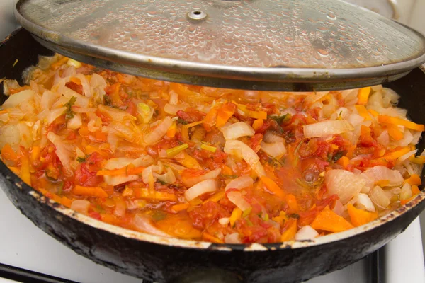 Gehakte tomaat in een pan — Stockfoto