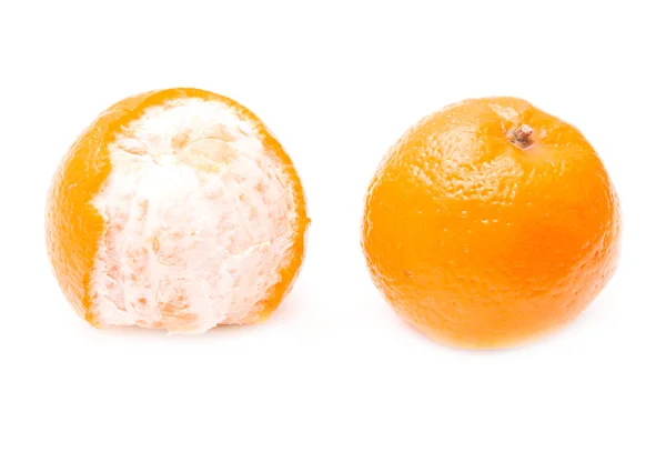 Два апельсина на белом фоне — стоковое фото