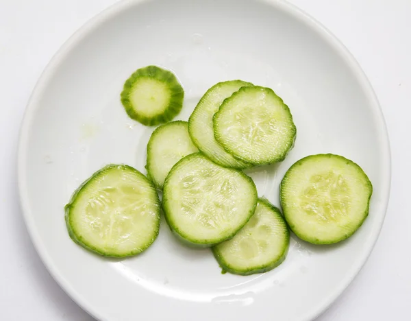 Gesneden?? komkommers in een kom — Stockfoto