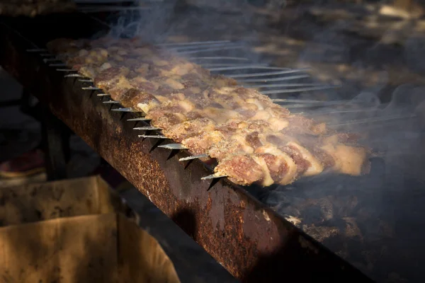 Aptitretande färskt kött shish kebab (shashlik) tillagas på en grill — Stockfoto