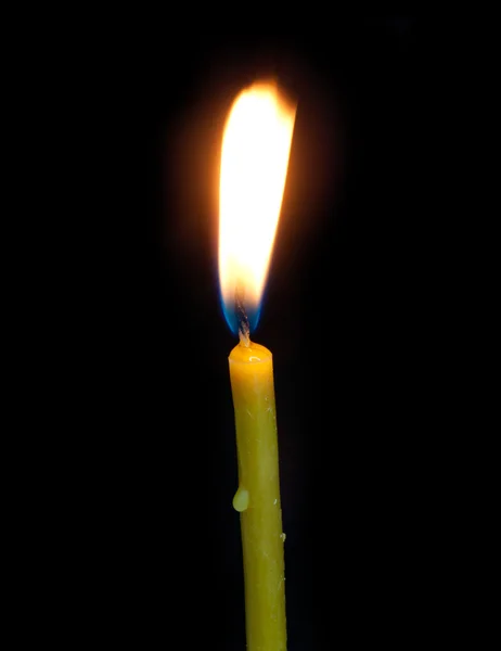 Αναμμένο κερί σε μαύρο φόντο — Φωτογραφία Αρχείου