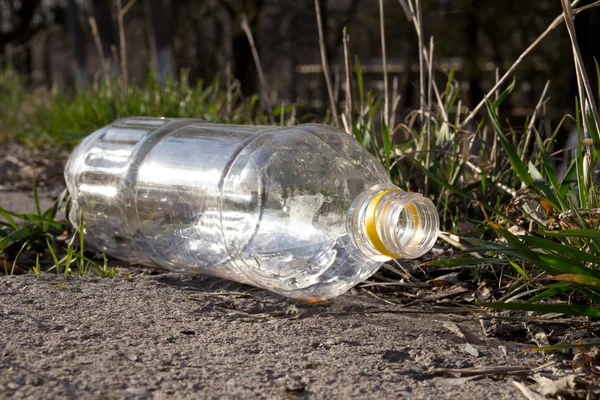 Пластиковая бутылка на природе — стоковое фото