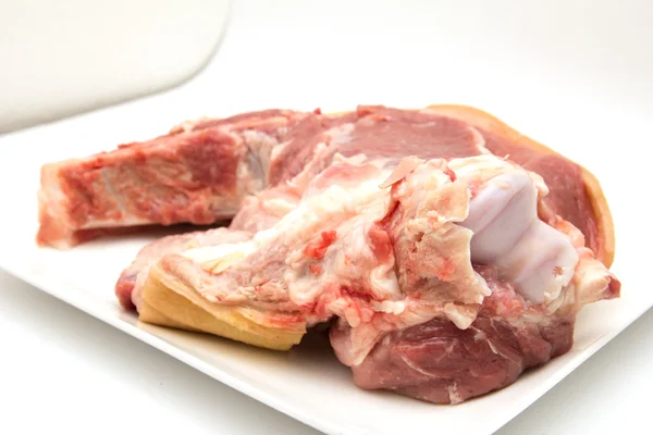 Daging babi segar pada latar belakang putih — Stok Foto