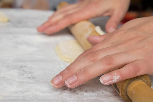 Mains de femme pétrir la pâte — Photo