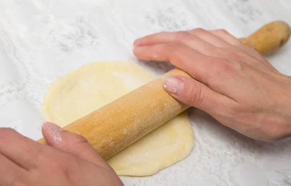 Женщина руки месить тесто — стоковое фото